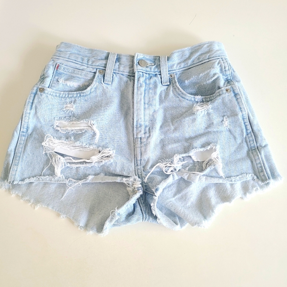 SUNDAY BEST : Light Blue Distressed Denim Shorts